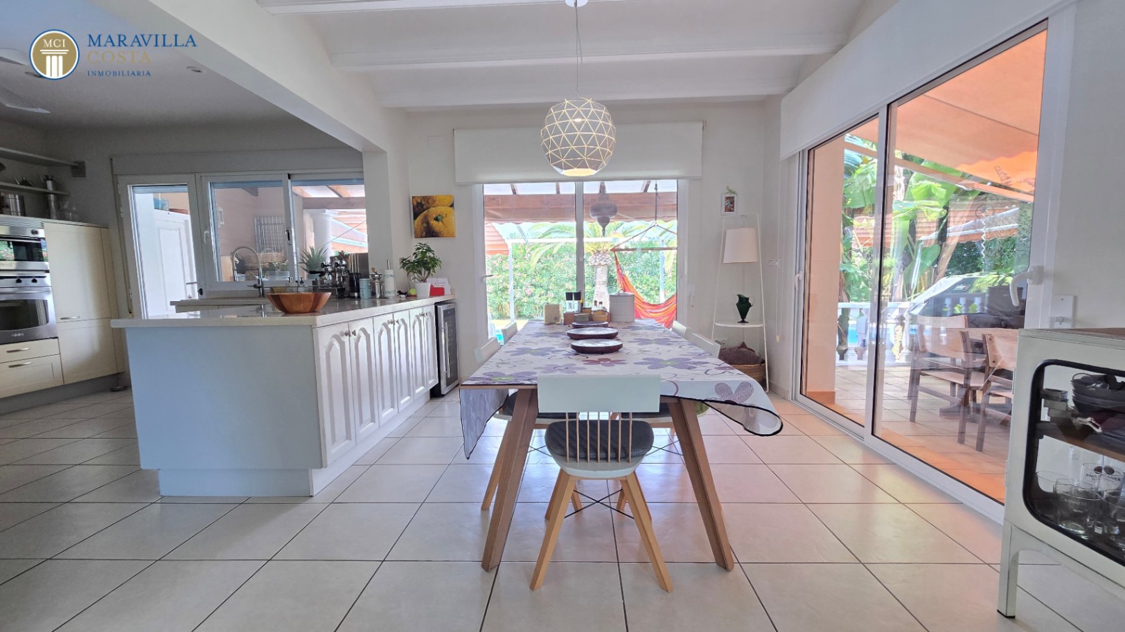 Villa amplia y elegante de estilo mediterráneo