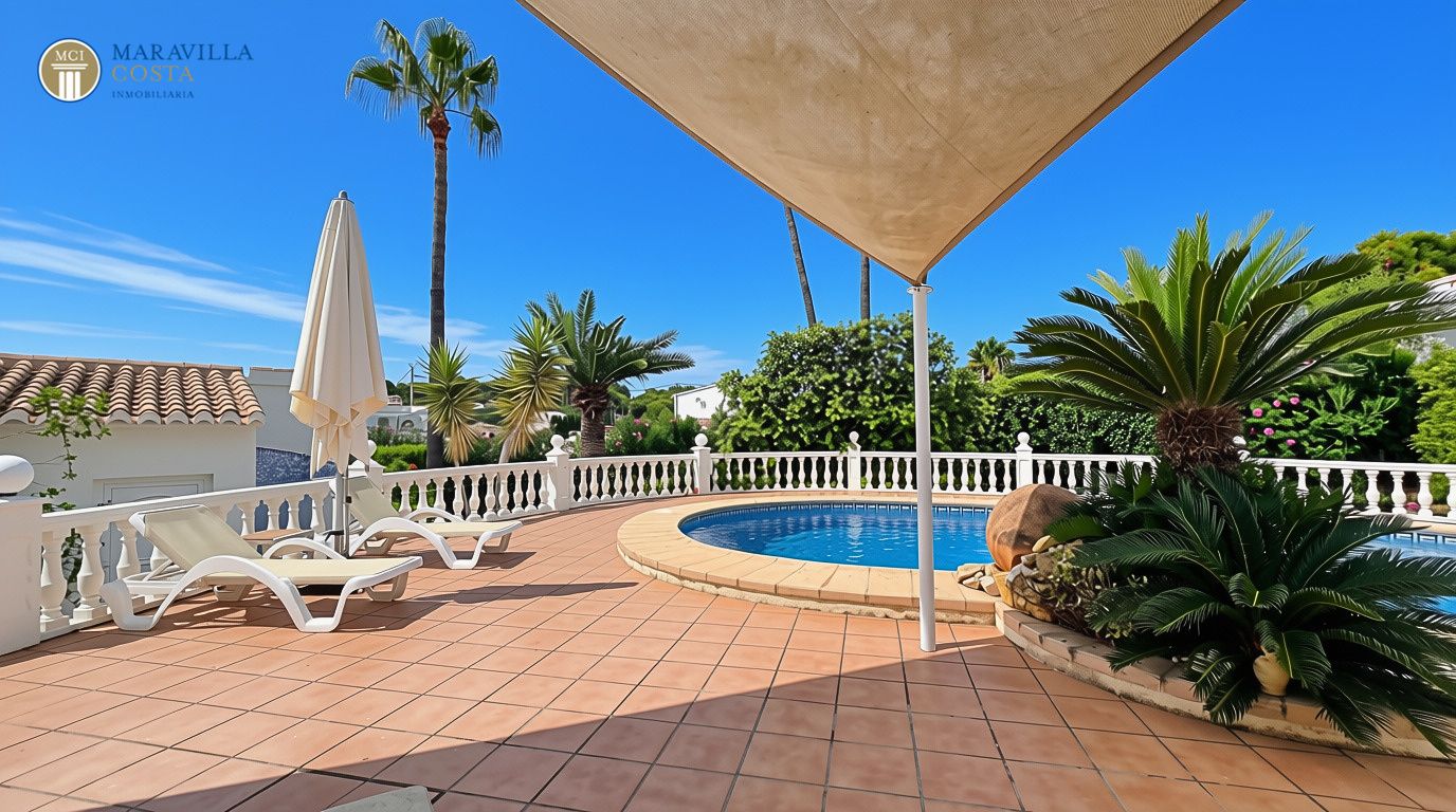 Villa elegante con vistas al mar, casa de huéspedes y zona de piscina privada en Jávea.