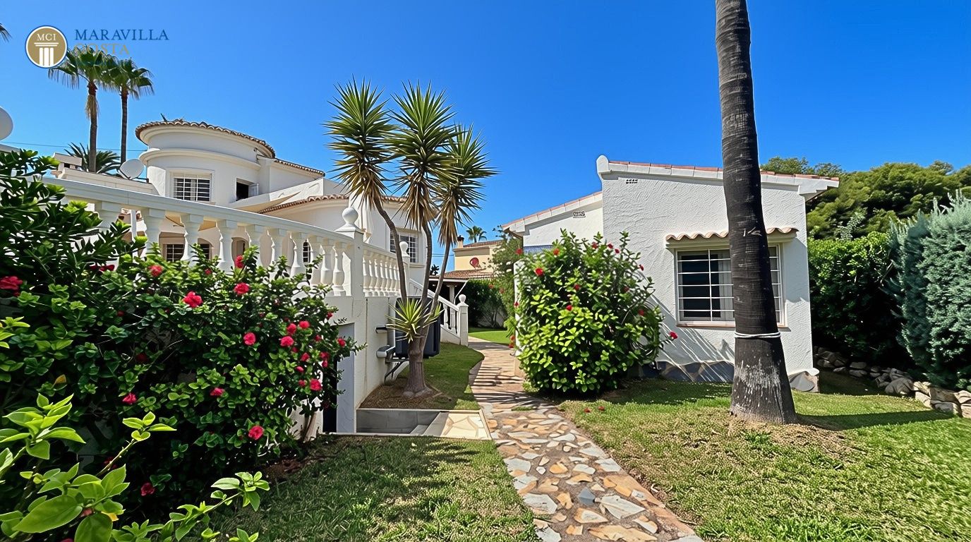 Villa elegante con vistas al mar, casa de huéspedes y zona de piscina privada en Jávea.