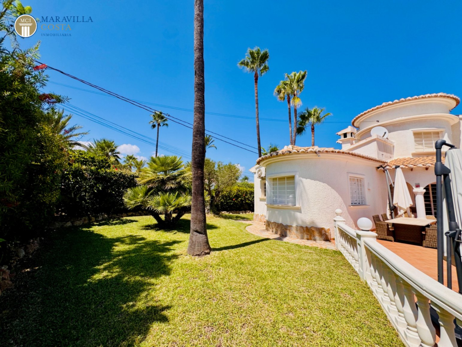 Villa elegante con vistas al mar, casa de huéspedes y zona de piscina privada en Jávea.