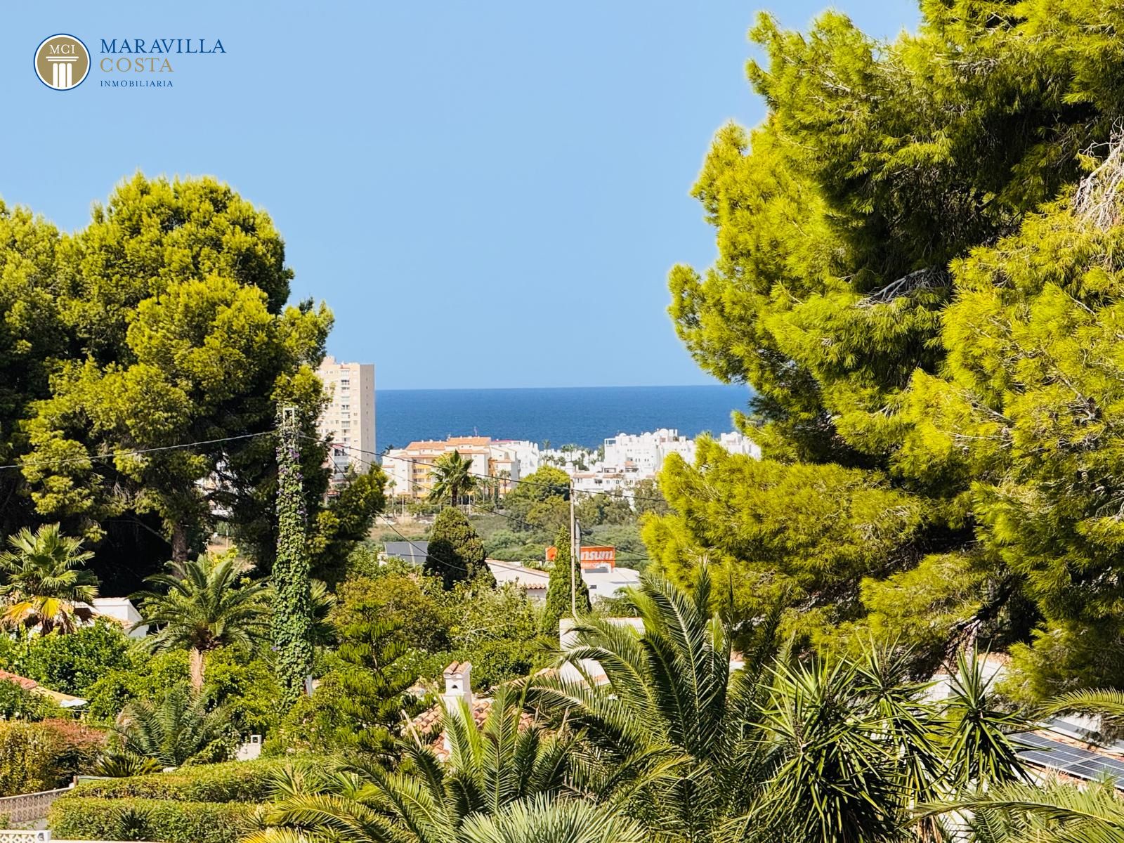 Villa elegante con vistas al mar, casa de huéspedes y zona de piscina privada en Jávea.