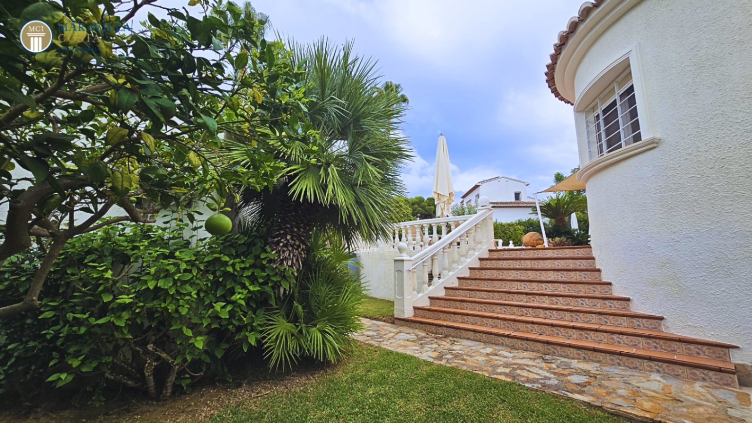 Villa elegante con vistas al mar, casa de huéspedes y zona de piscina privada en Jávea.