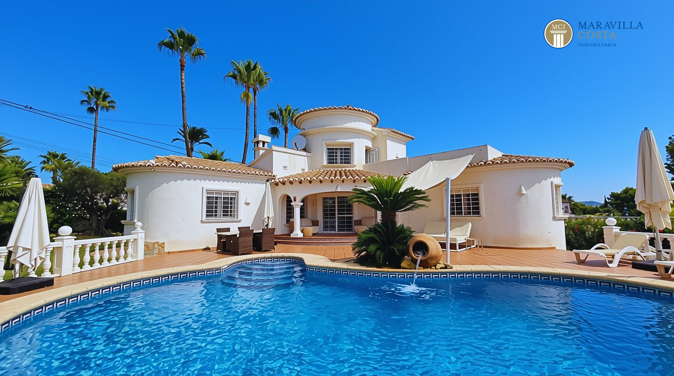Villa elegante con vistas al mar, casa de huéspedes y zona de piscina privada en Jávea.