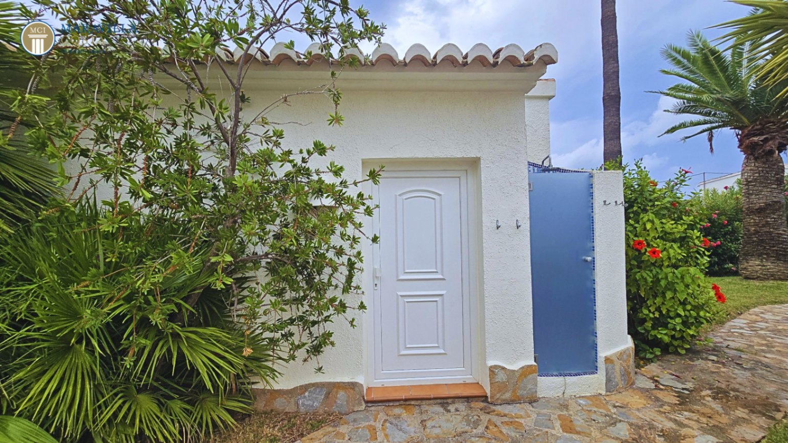 Villa elegante con vistas al mar, casa de huéspedes y zona de piscina privada en Jávea.