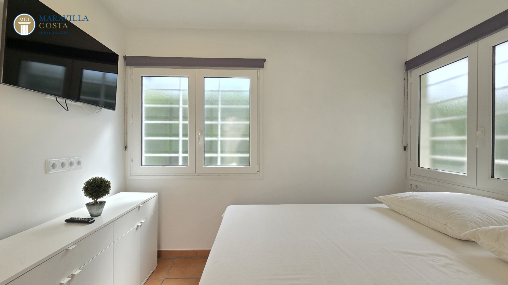 Villa elegante con vistas al mar, casa de huéspedes y zona de piscina privada en Jávea.