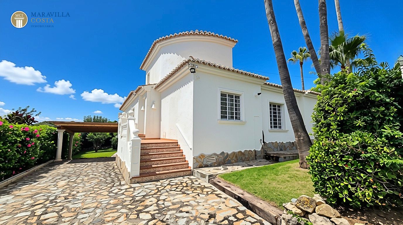 Villa elegante con vistas al mar, casa de huéspedes y zona de piscina privada en Jávea.