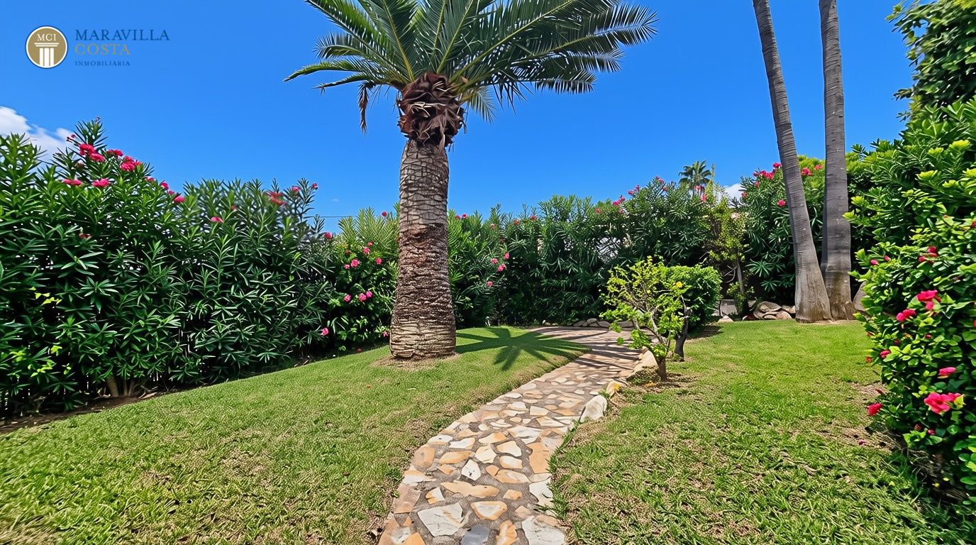 Villa elegante con vistas al mar, casa de huéspedes y zona de piscina privada en Jávea.