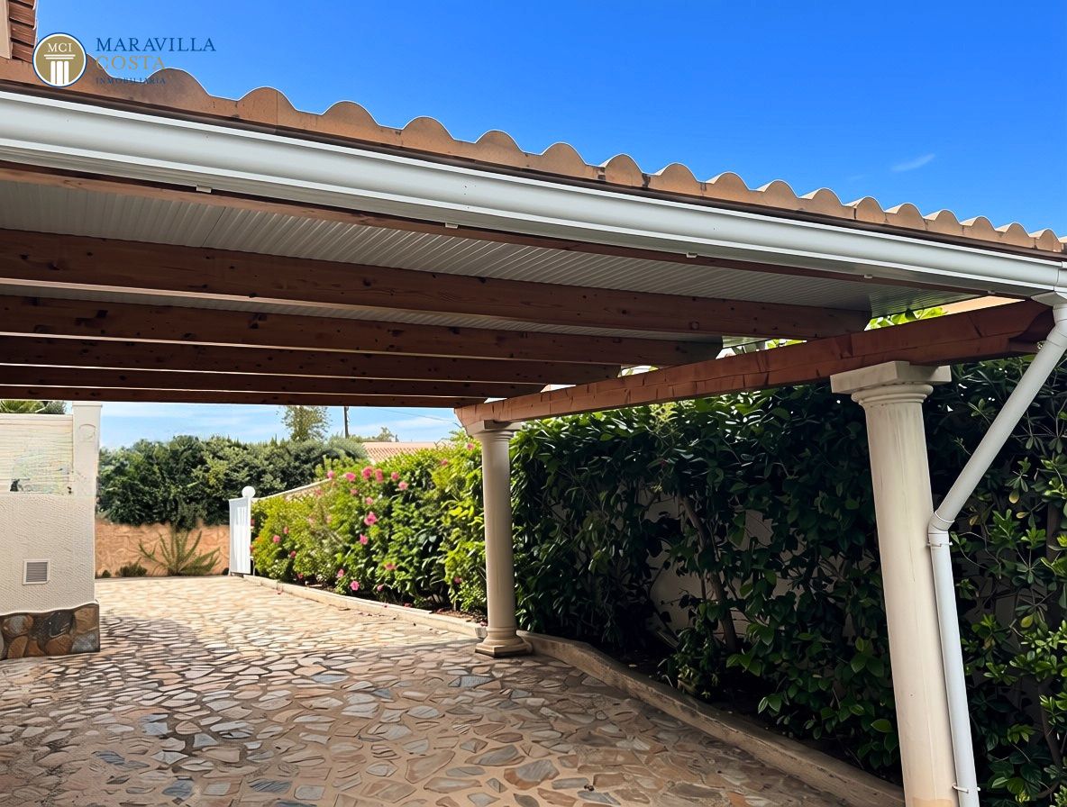 Villa elegante con vistas al mar, casa de huéspedes y zona de piscina privada en Jávea.