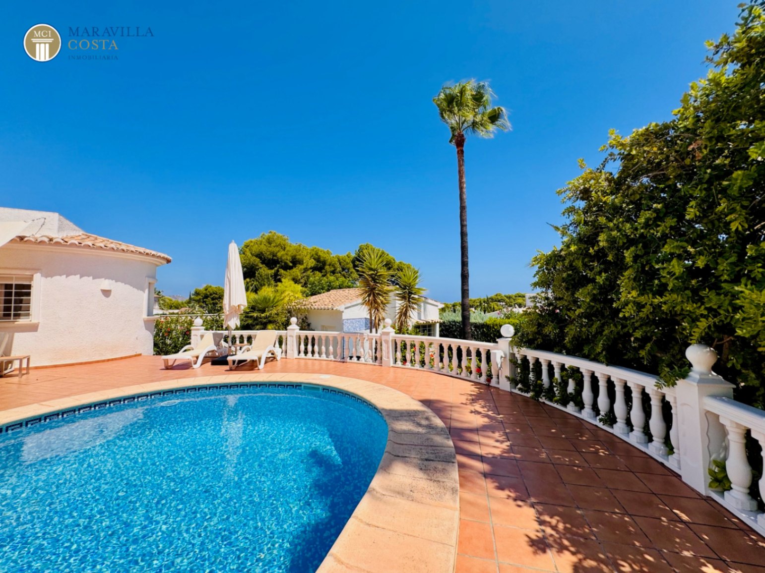 Villa elegante con vistas al mar, casa de huéspedes y zona de piscina privada en Jávea.