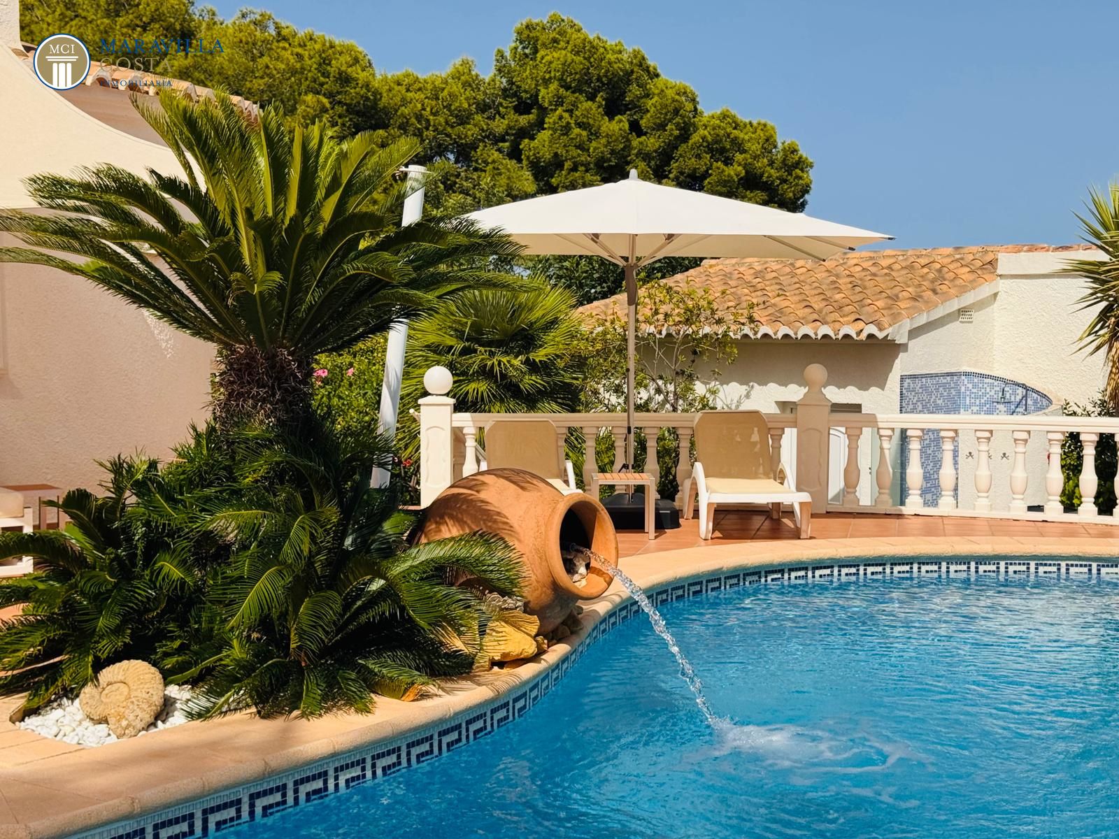 Villa elegante con vistas al mar, casa de huéspedes y zona de piscina privada en Jávea.