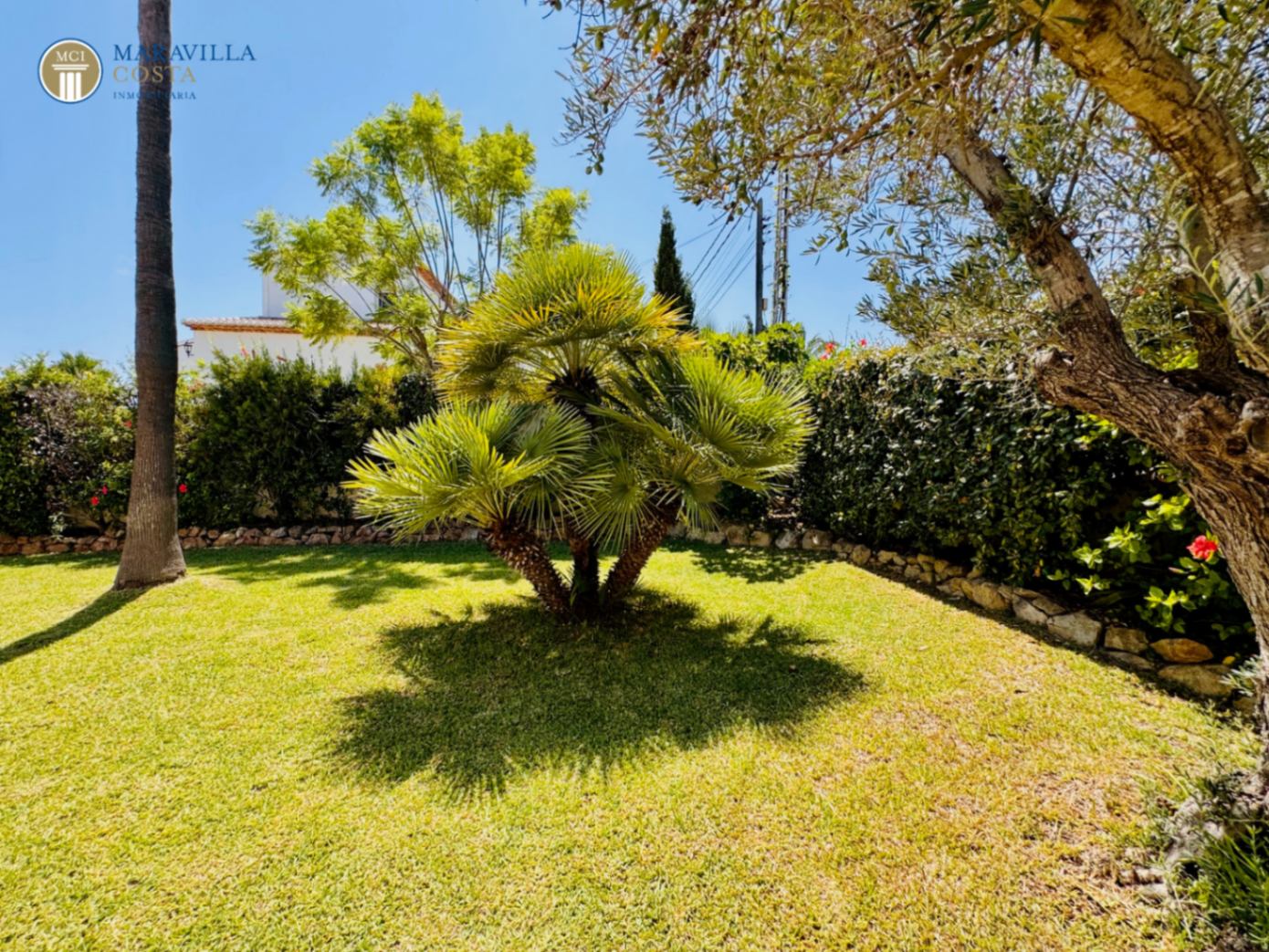 Villa elegante con vistas al mar, casa de huéspedes y zona de piscina privada en Jávea.