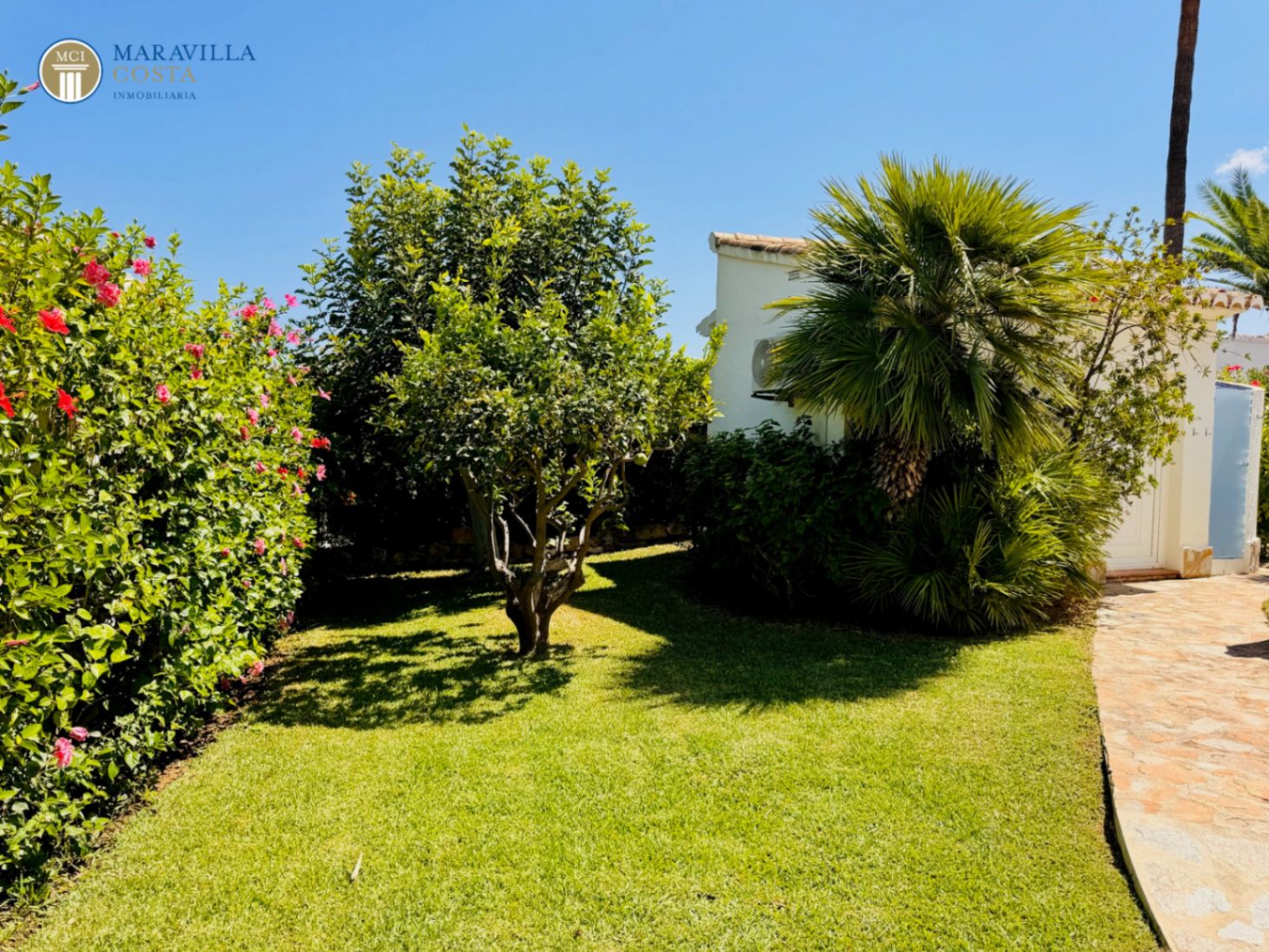 Villa elegante con vistas al mar, casa de huéspedes y zona de piscina privada en Jávea.