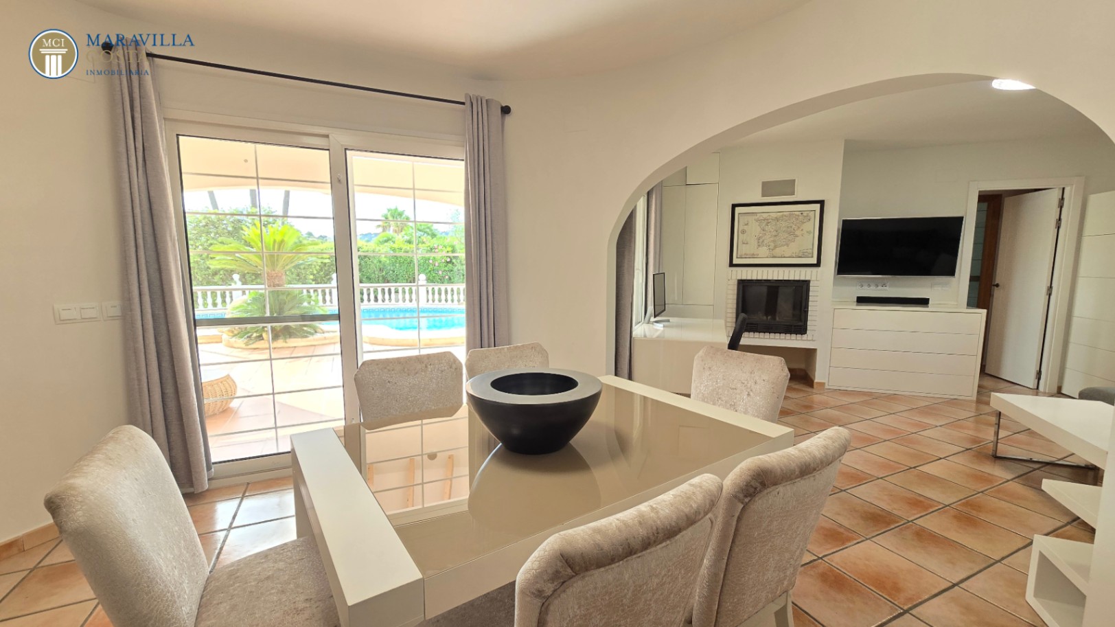 Villa elegante con vistas al mar, casa de huéspedes y zona de piscina privada en Jávea.