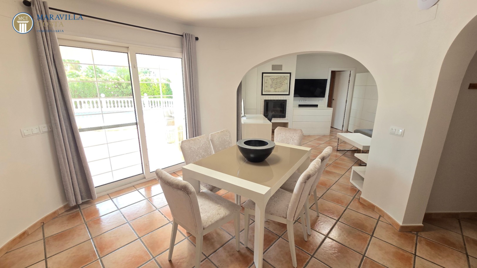 Villa elegante con vistas al mar, casa de huéspedes y zona de piscina privada en Jávea.
