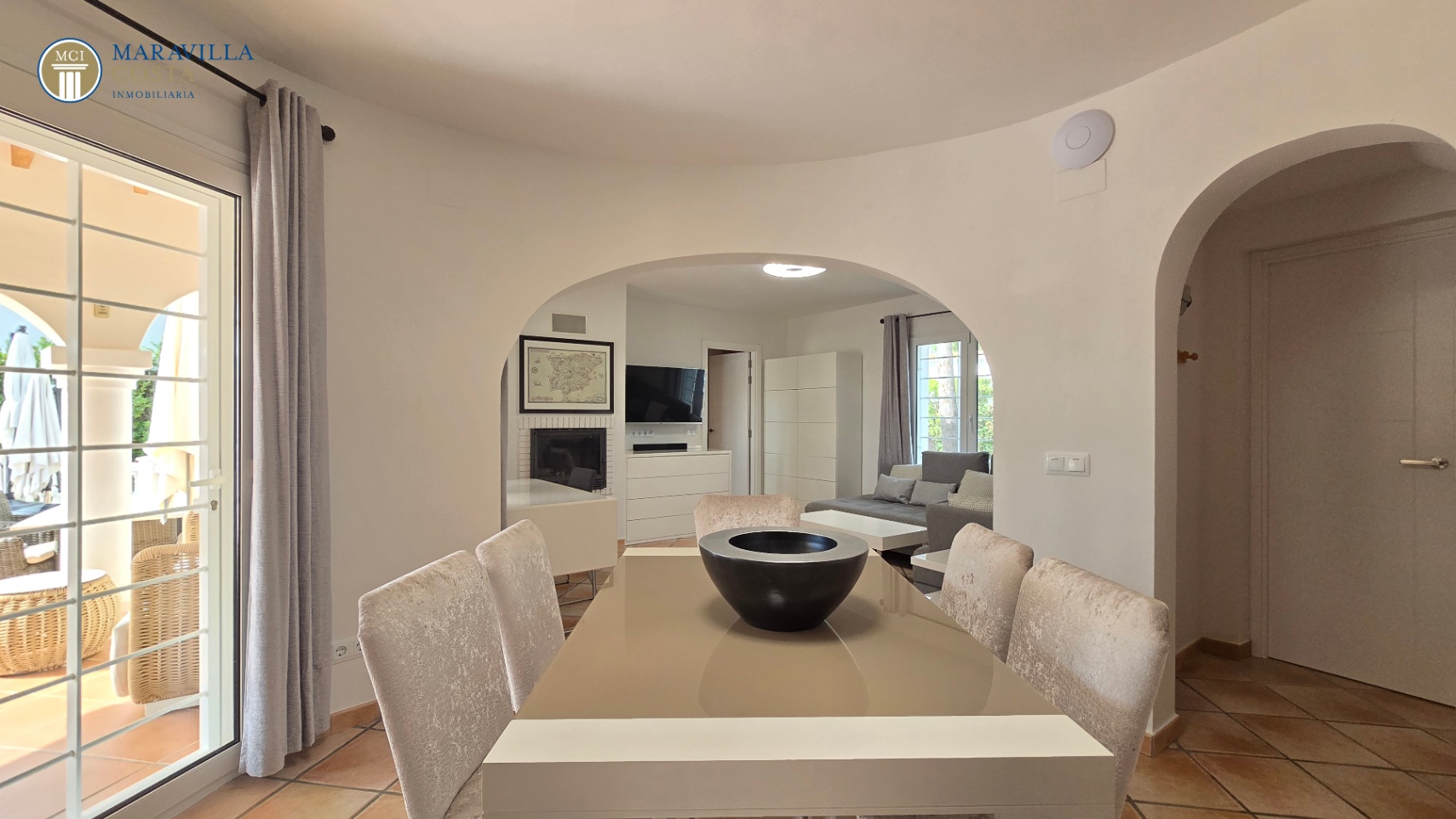 Villa elegante con vistas al mar, casa de huéspedes y zona de piscina privada en Jávea.