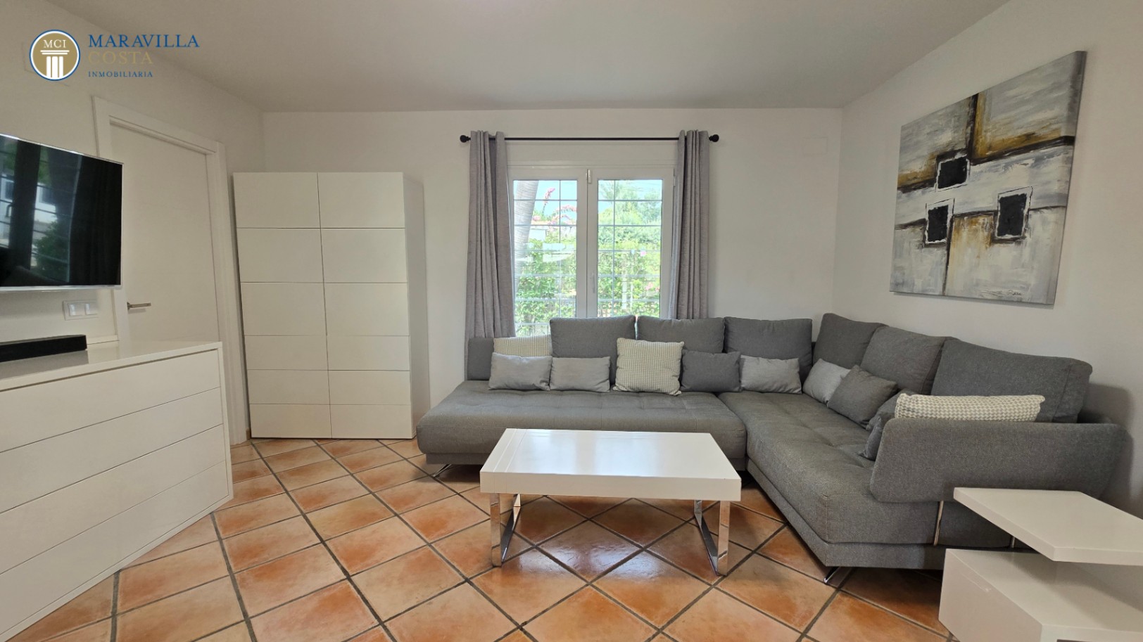 Villa elegante con vistas al mar, casa de huéspedes y zona de piscina privada en Jávea.