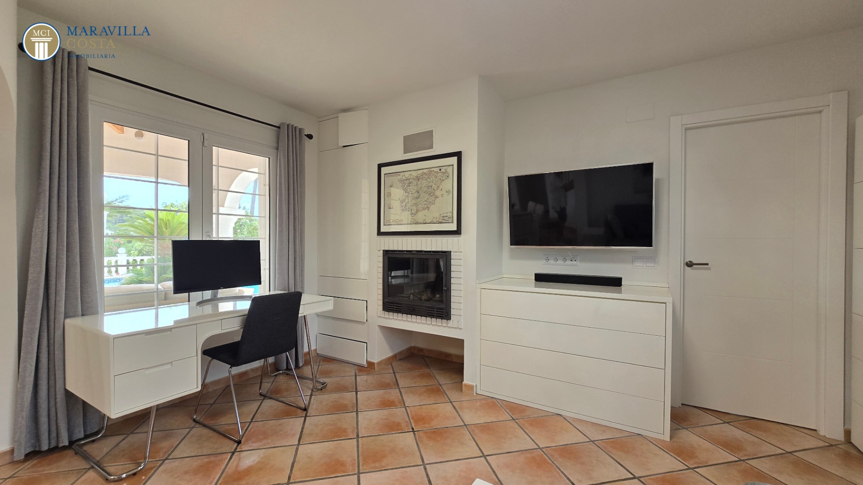 Villa elegante con vistas al mar, casa de huéspedes y zona de piscina privada en Jávea.