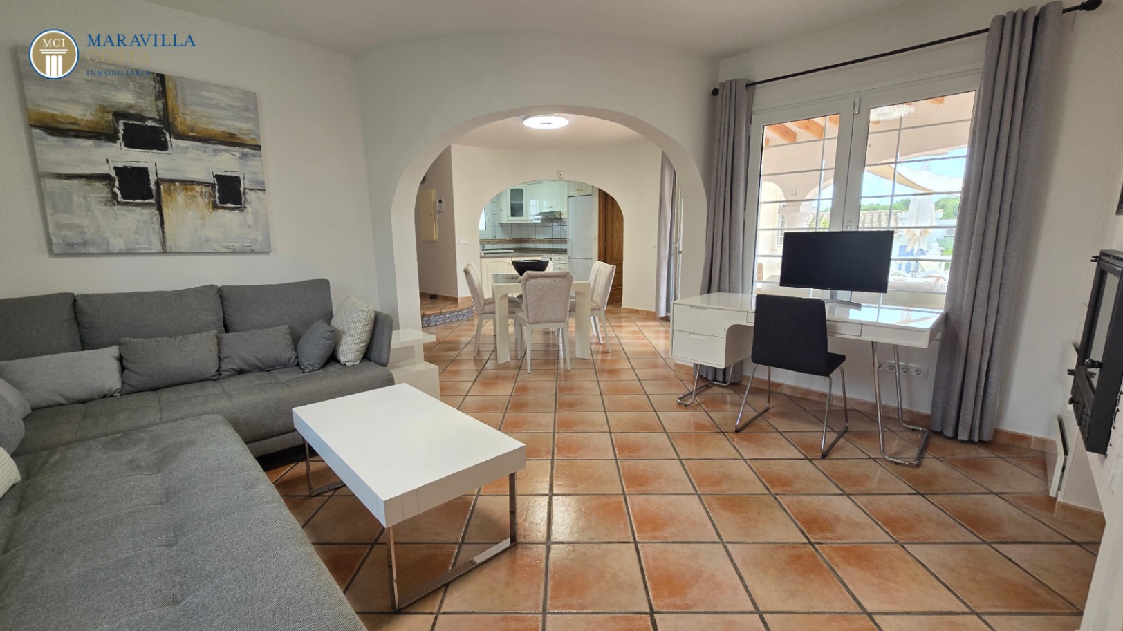 Villa elegante con vistas al mar, casa de huéspedes y zona de piscina privada en Jávea.