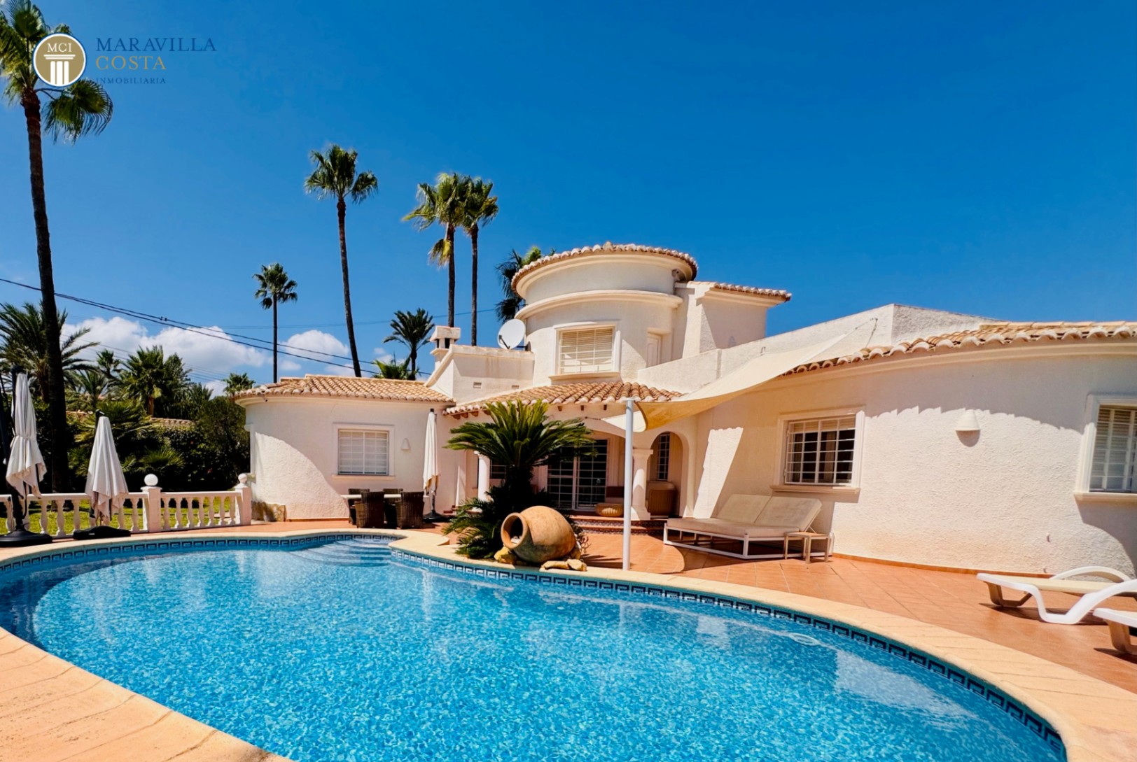 Villa elegante con vistas al mar, casa de huéspedes y zona de piscina privada en Jávea.