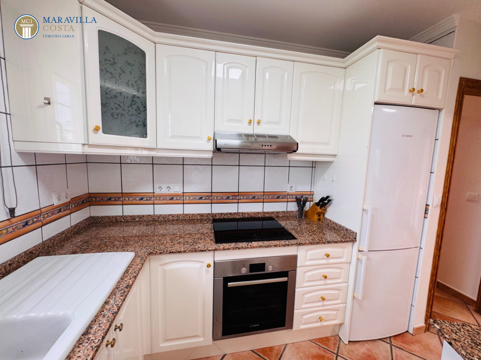 Villa elegante con vistas al mar, casa de huéspedes y zona de piscina privada en Jávea.