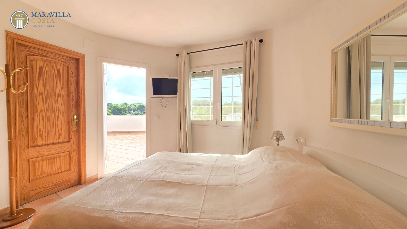 Villa elegante con vistas al mar, casa de huéspedes y zona de piscina privada en Jávea.