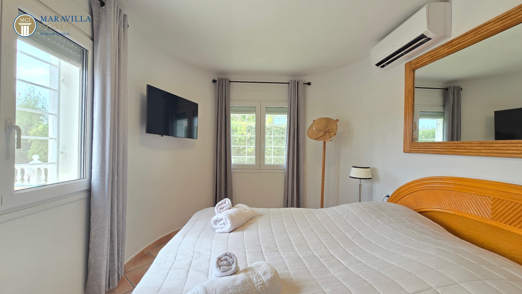 Villa elegante con vistas al mar, casa de huéspedes y zona de piscina privada en Jávea.