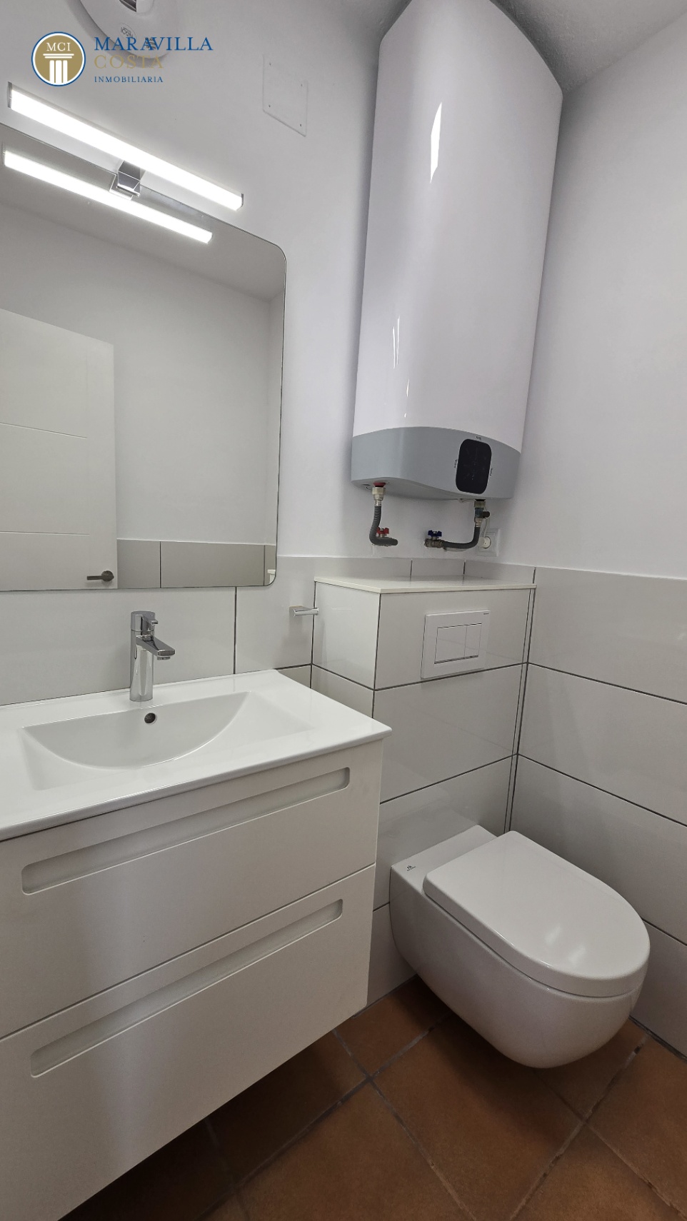 Villa elegante con vistas al mar, casa de huéspedes y zona de piscina privada en Jávea.