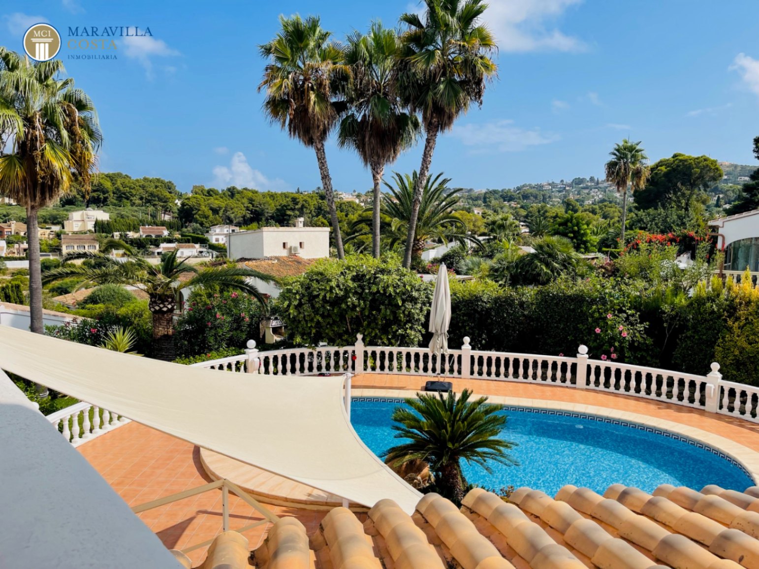 Villa elegante con vistas al mar, casa de huéspedes y zona de piscina privada en Jávea.