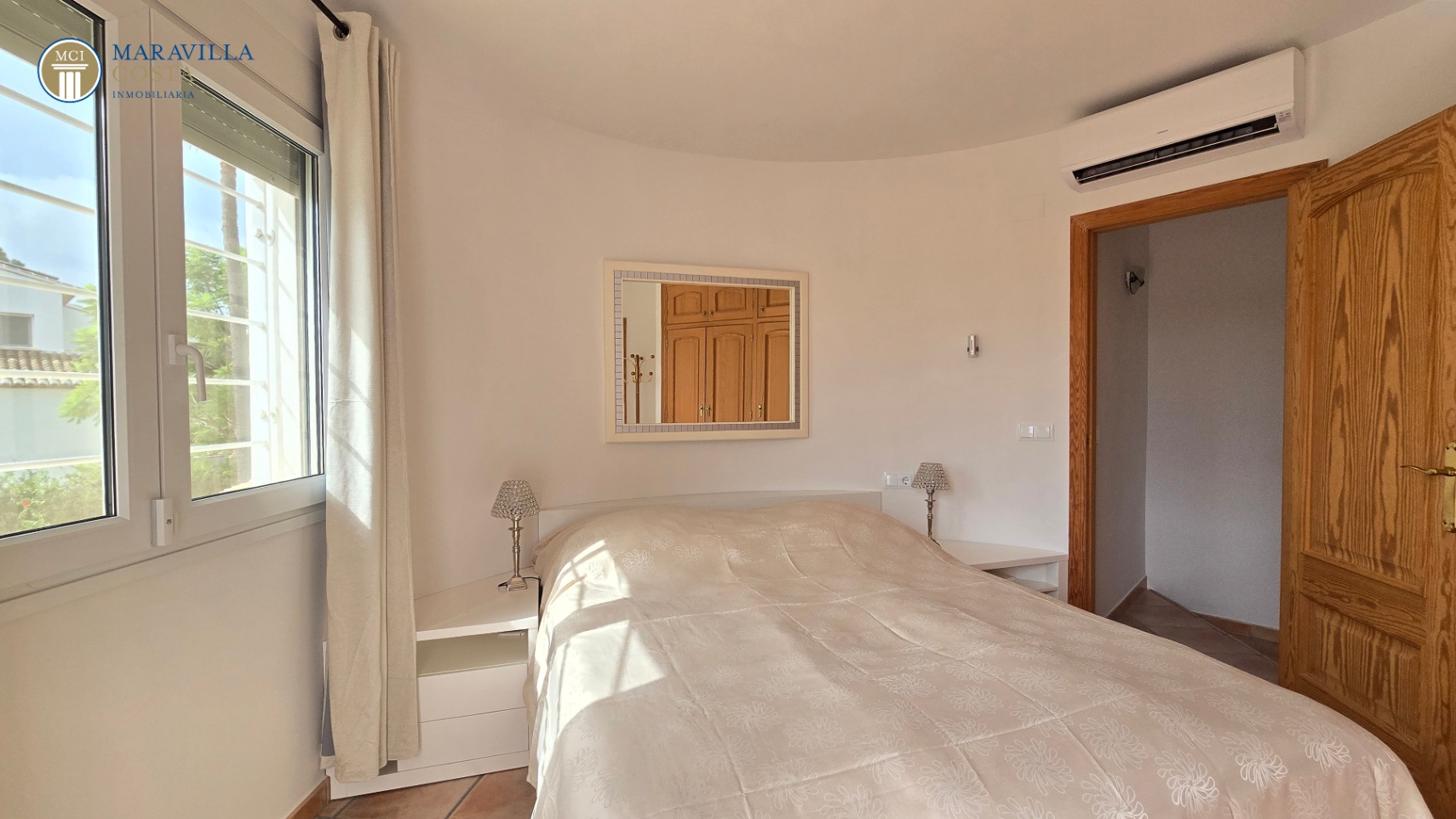 Villa elegante con vistas al mar, casa de huéspedes y zona de piscina privada en Jávea.