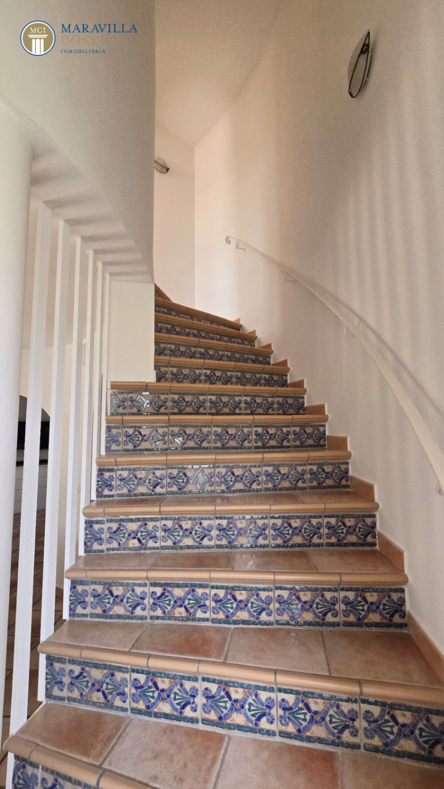 Villa elegante con vistas al mar, casa de huéspedes y zona de piscina privada en Jávea.