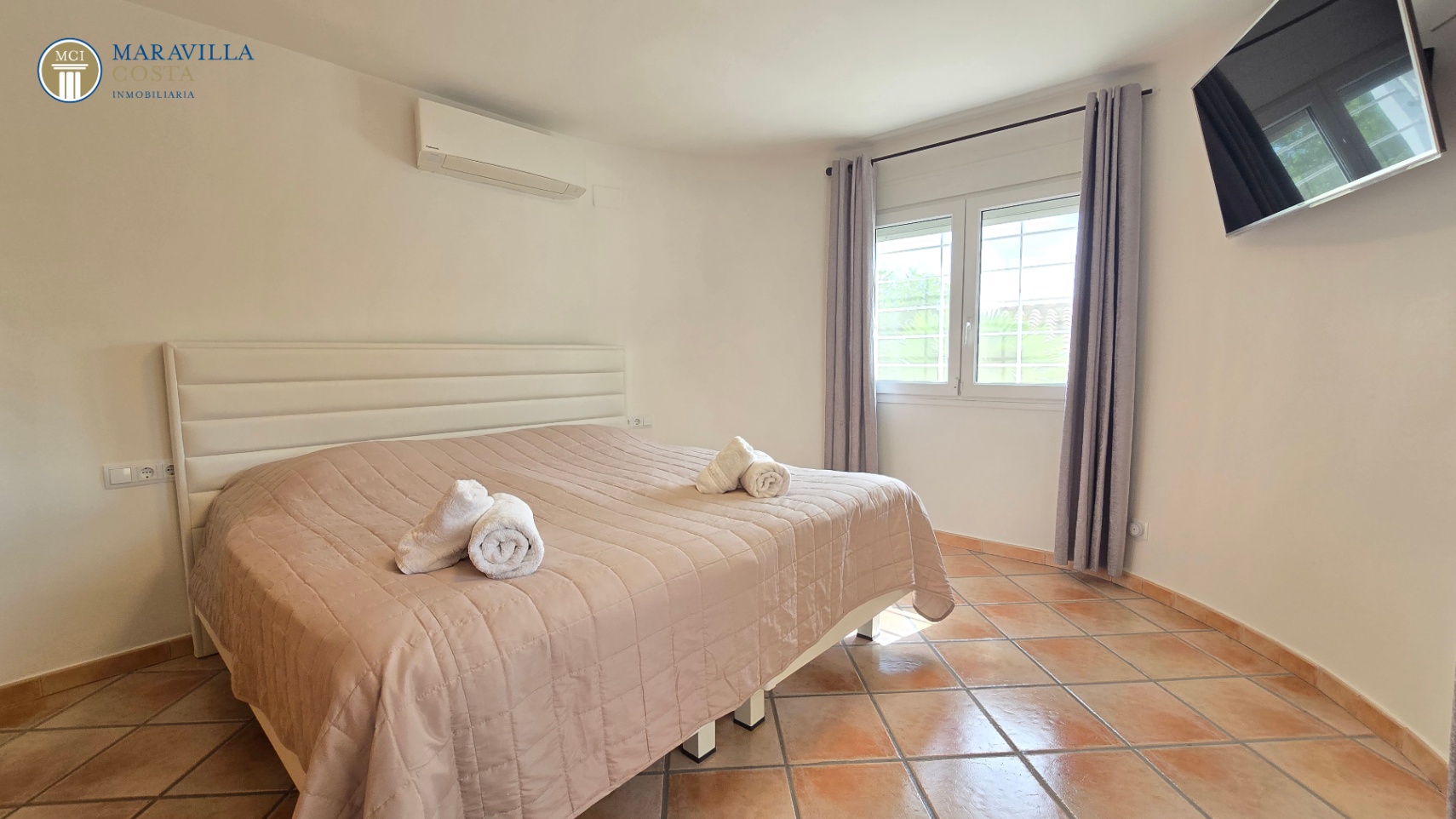 Villa elegante con vistas al mar, casa de huéspedes y zona de piscina privada en Jávea.