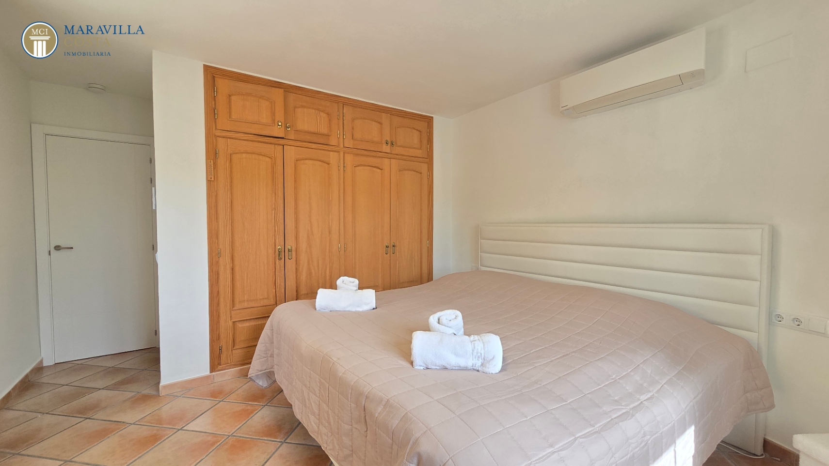 Villa elegante con vistas al mar, casa de huéspedes y zona de piscina privada en Jávea.
