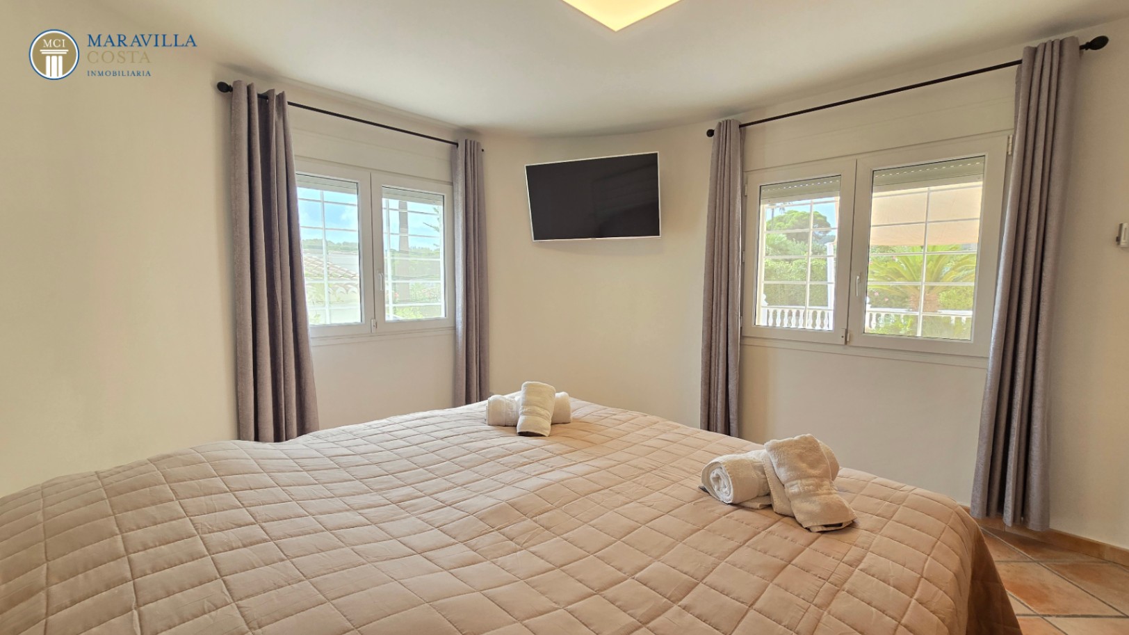 Villa elegante con vistas al mar, casa de huéspedes y zona de piscina privada en Jávea.