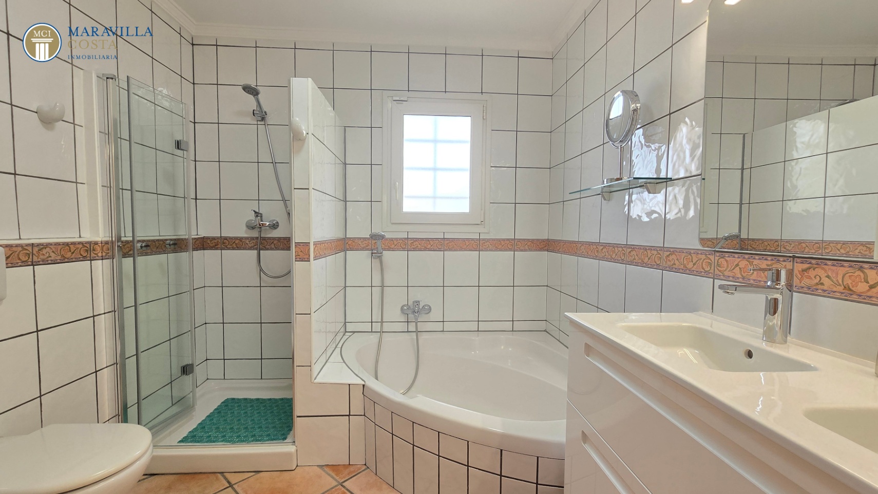 Villa elegante con vistas al mar, casa de huéspedes y zona de piscina privada en Jávea.