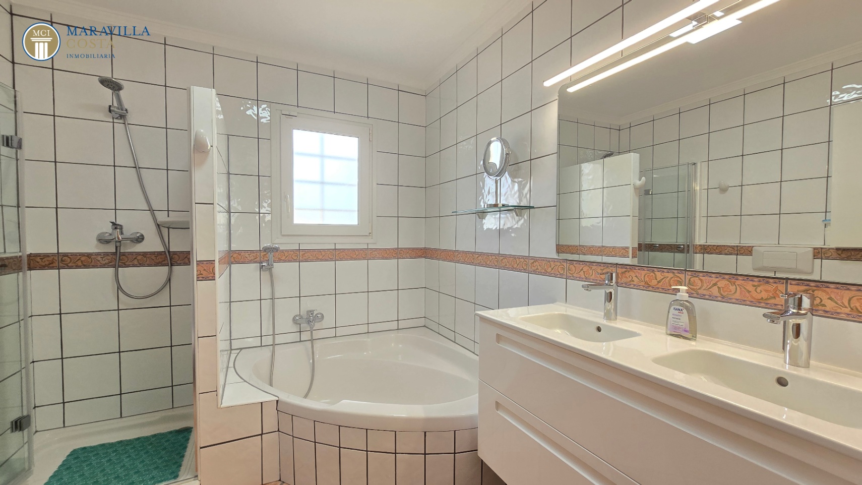 Villa elegante con vistas al mar, casa de huéspedes y zona de piscina privada en Jávea.