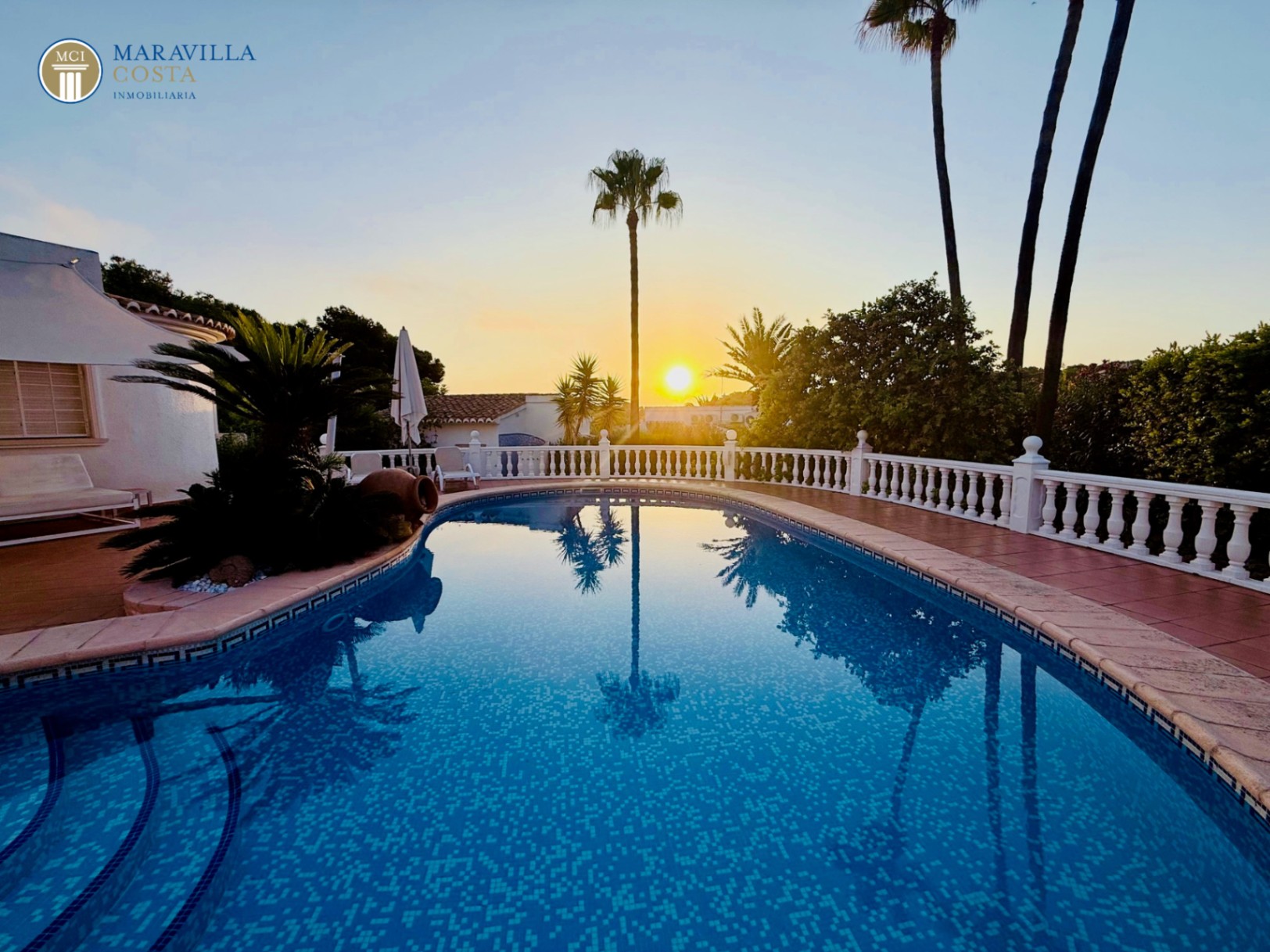 Villa elegante con vistas al mar, casa de huéspedes y zona de piscina privada en Jávea.