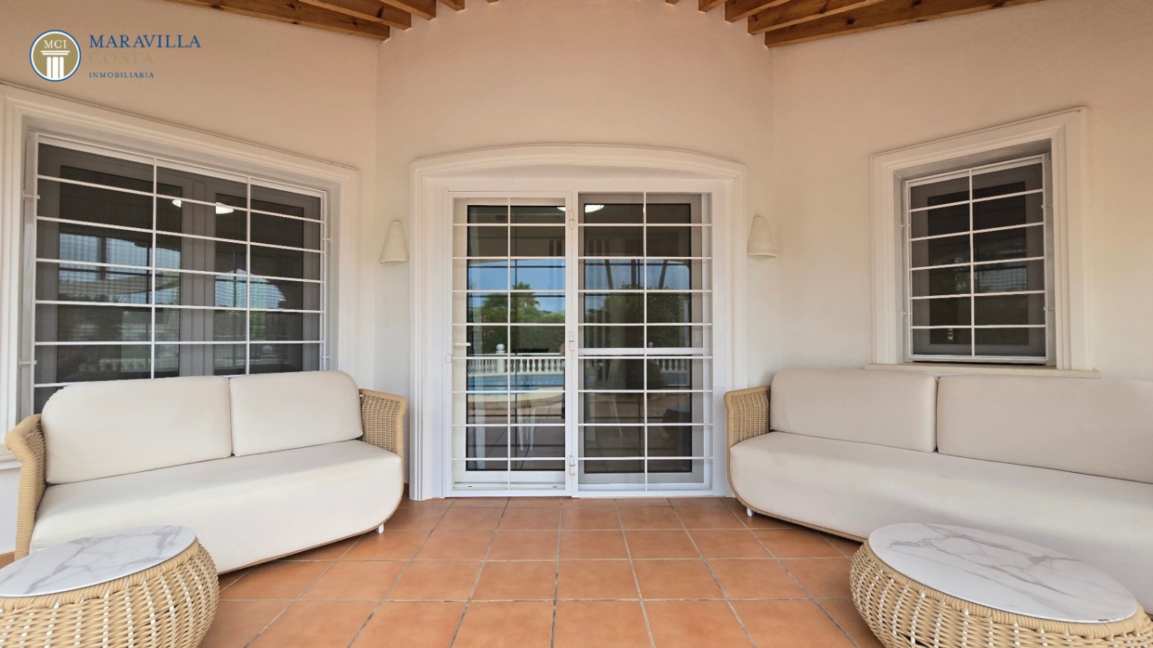 Villa elegante con vistas al mar, casa de huéspedes y zona de piscina privada en Jávea.