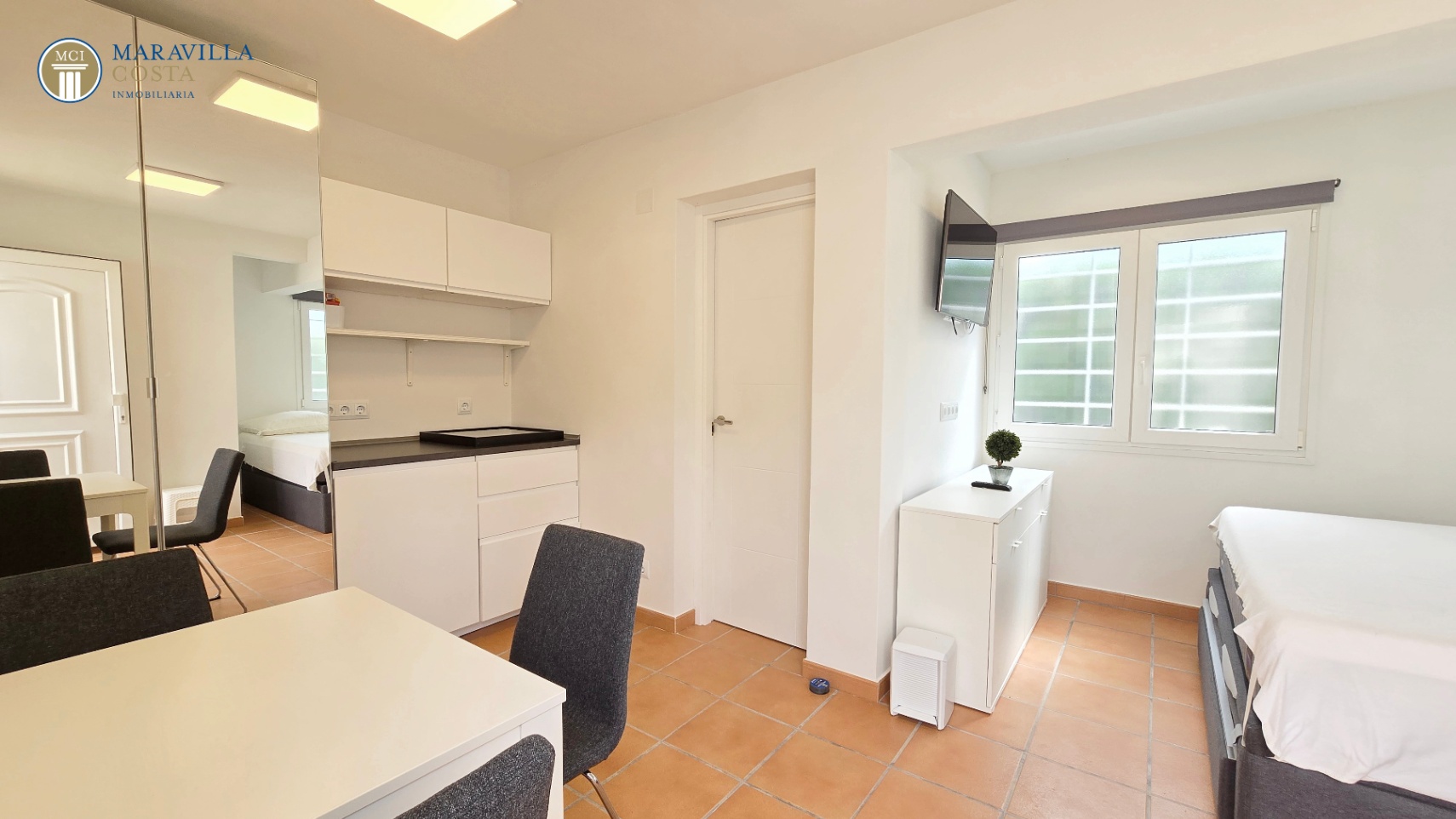 Villa elegante con vistas al mar, casa de huéspedes y zona de piscina privada en Jávea.