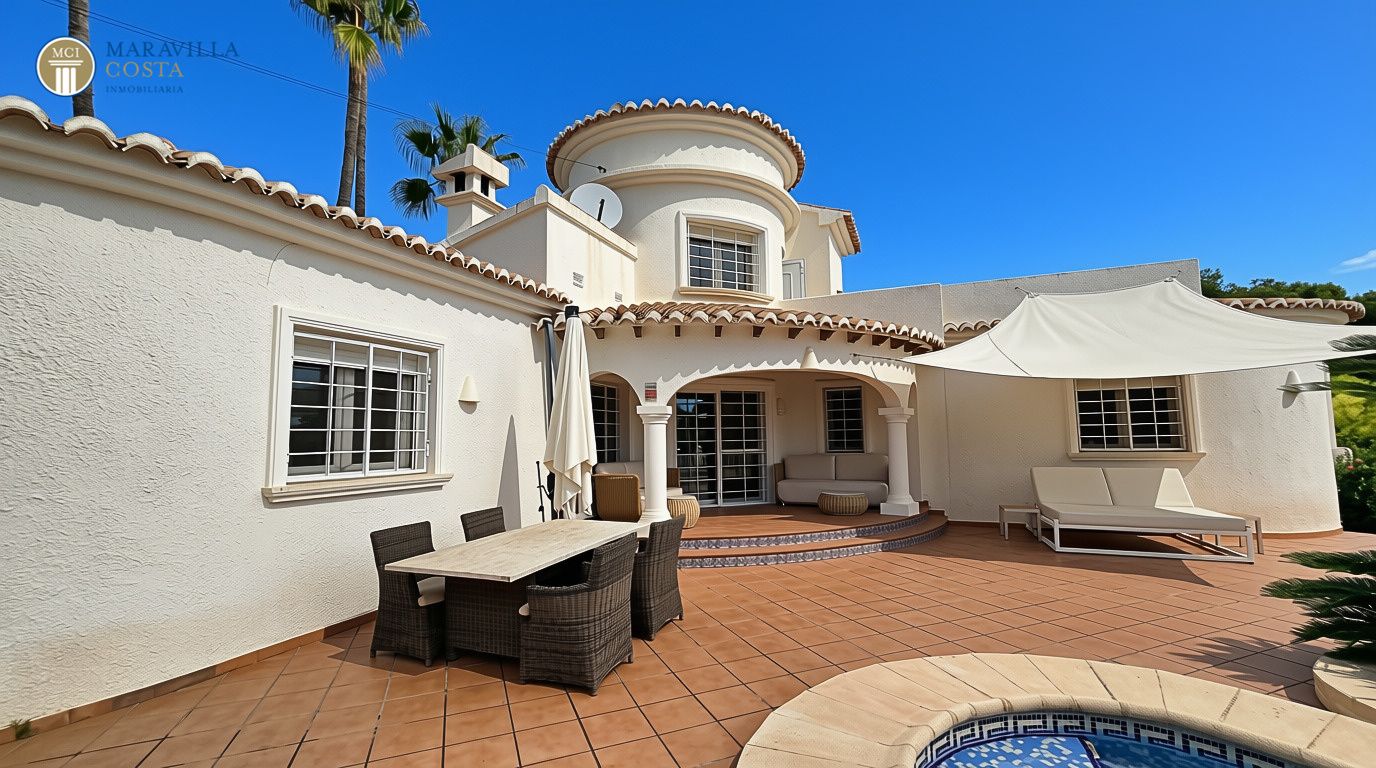 Villa elegante con vistas al mar, casa de huéspedes y zona de piscina privada en Jávea.
