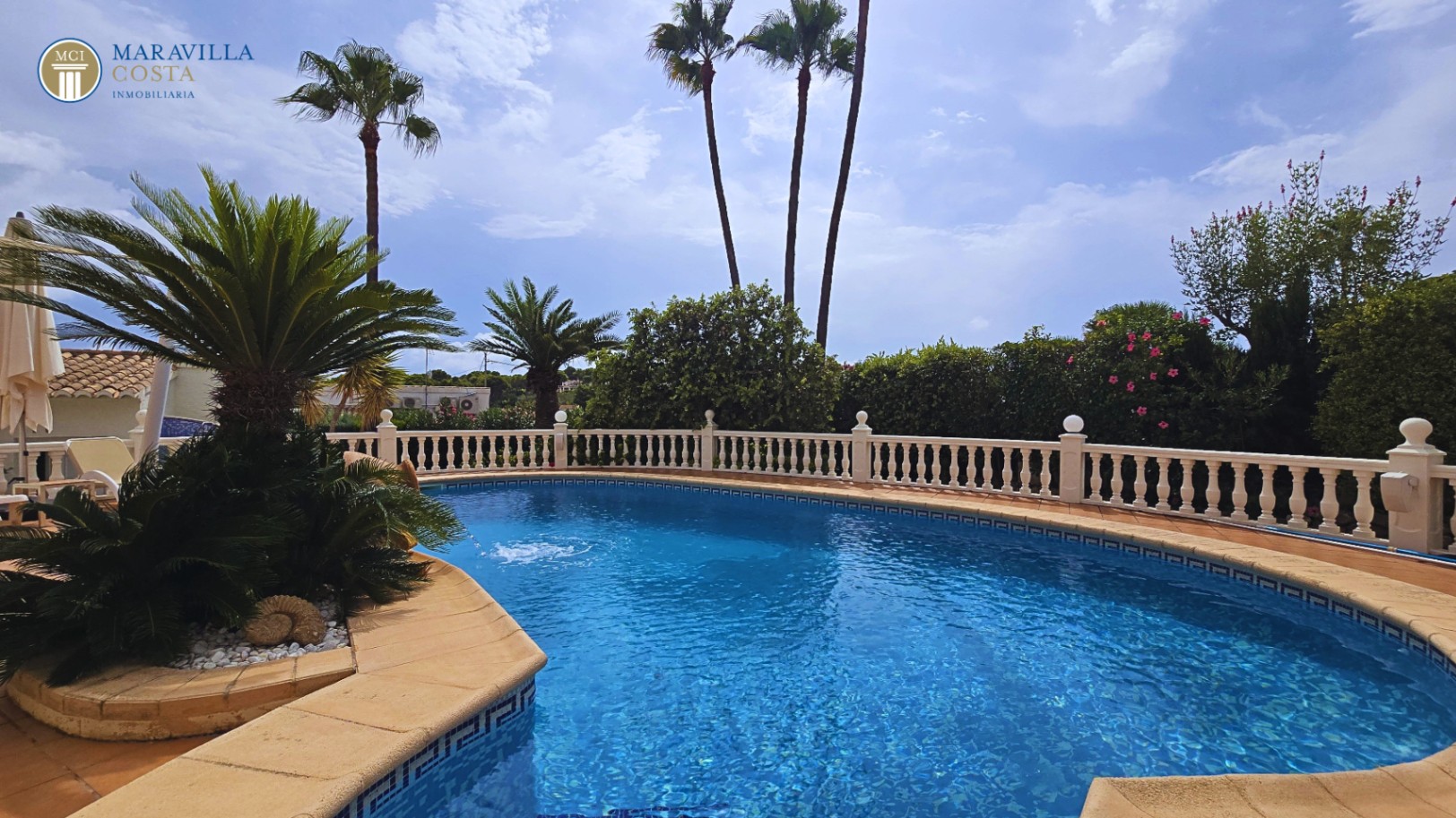 Villa elegante con vistas al mar, casa de huéspedes y zona de piscina privada en Jávea.