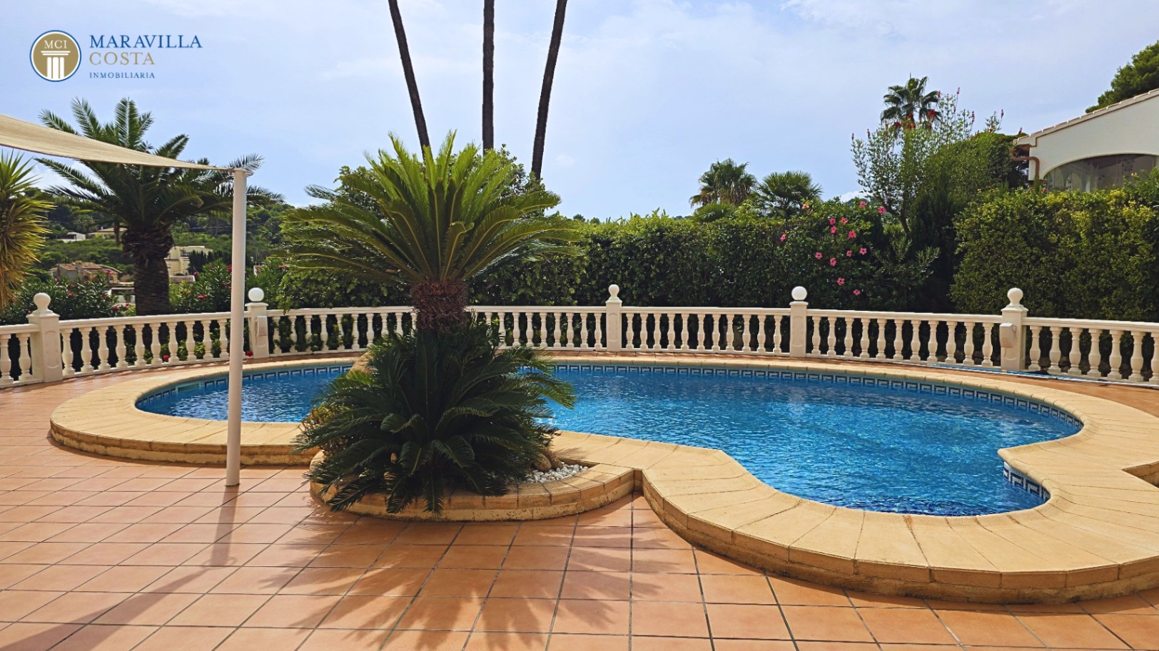 Villa elegante con vistas al mar, casa de huéspedes y zona de piscina privada en Jávea.