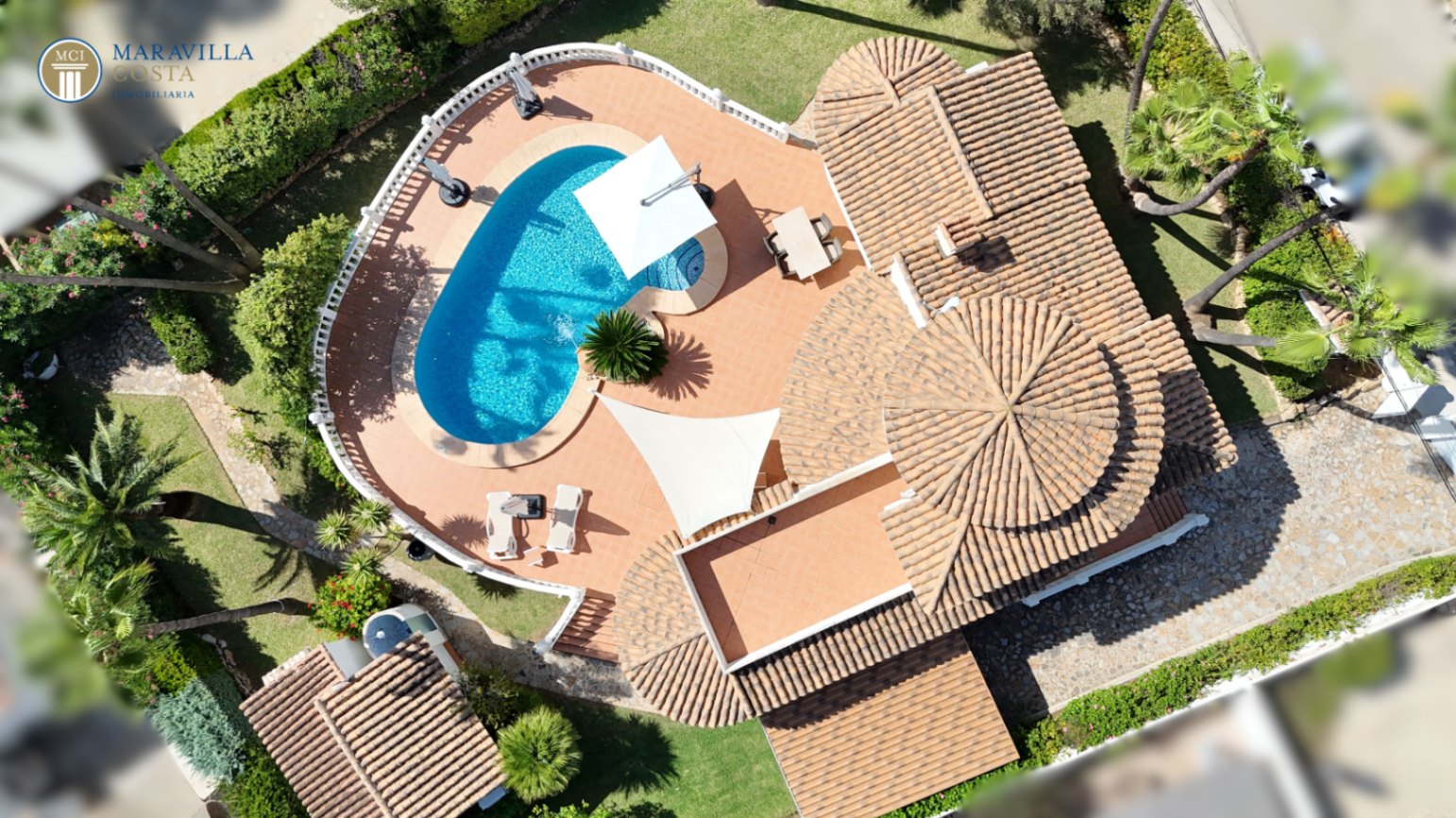 Villa elegante con vistas al mar, casa de huéspedes y zona de piscina privada en Jávea.