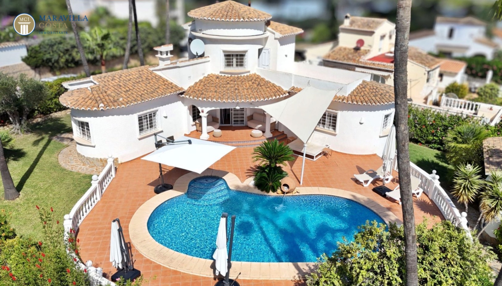 Villa elegante con vistas al mar, casa de huéspedes y zona de piscina privada en Jávea.