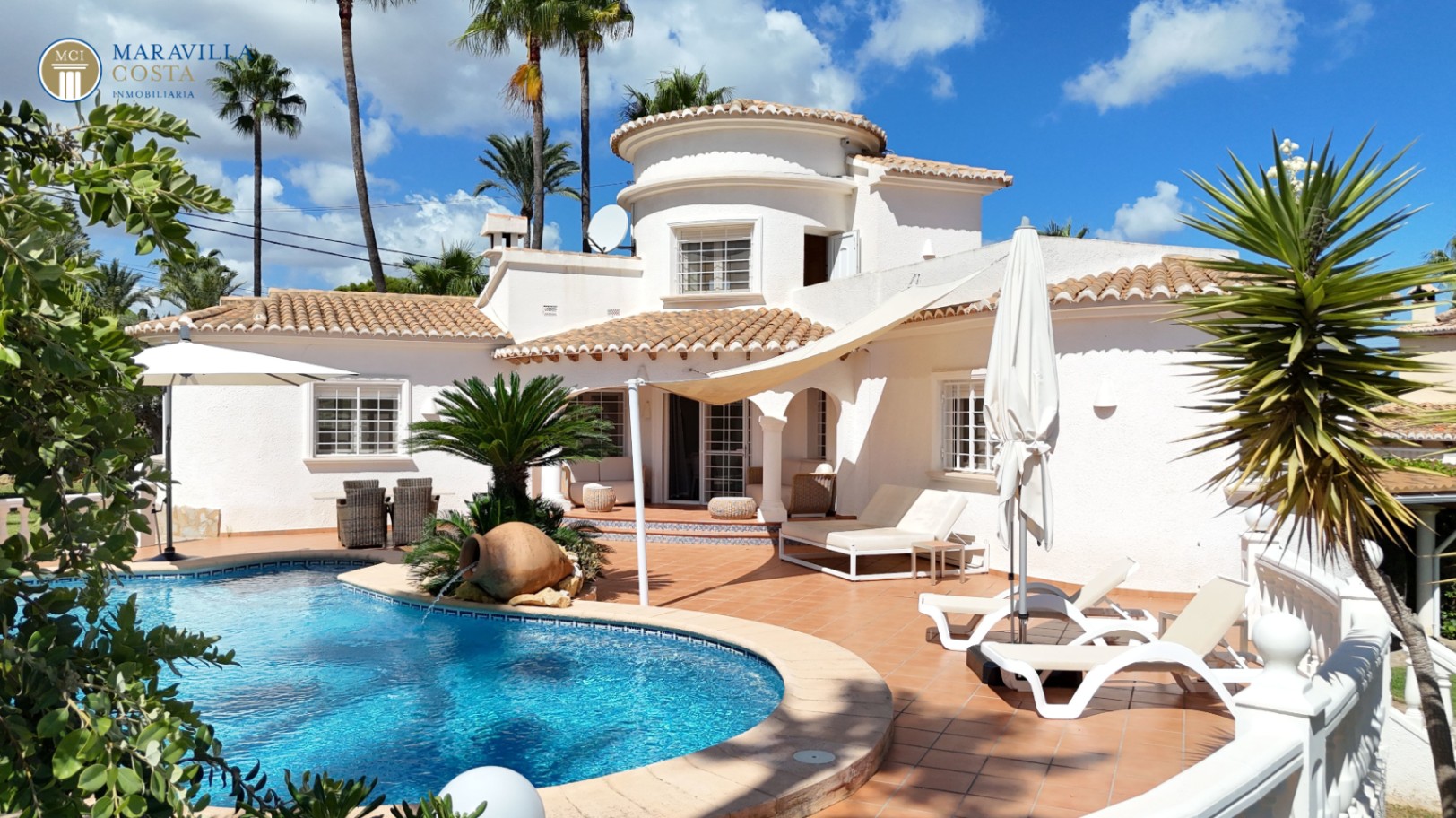 Villa elegante con vistas al mar, casa de huéspedes y zona de piscina privada en Jávea.