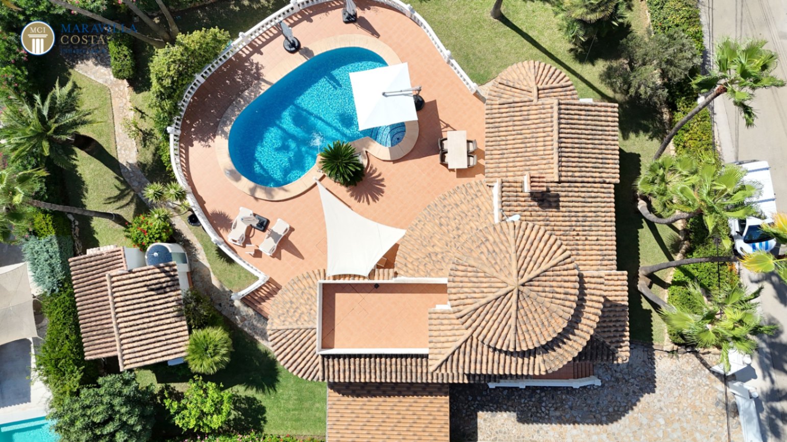 Villa elegante con vistas al mar, casa de huéspedes y zona de piscina privada en Jávea.