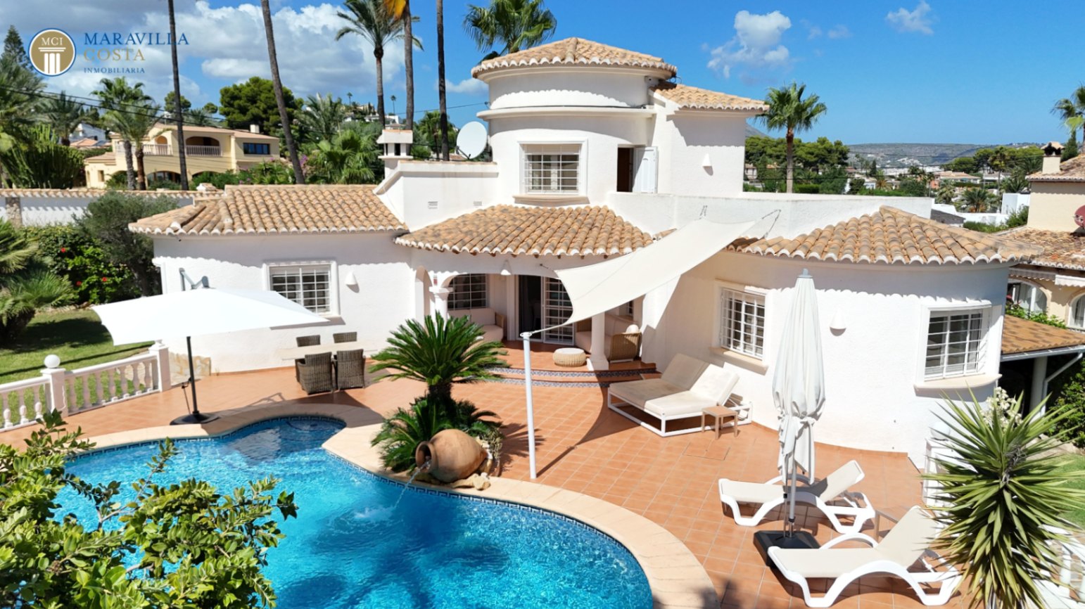 Villa elegante con vistas al mar, casa de huéspedes y zona de piscina privada en Jávea.
